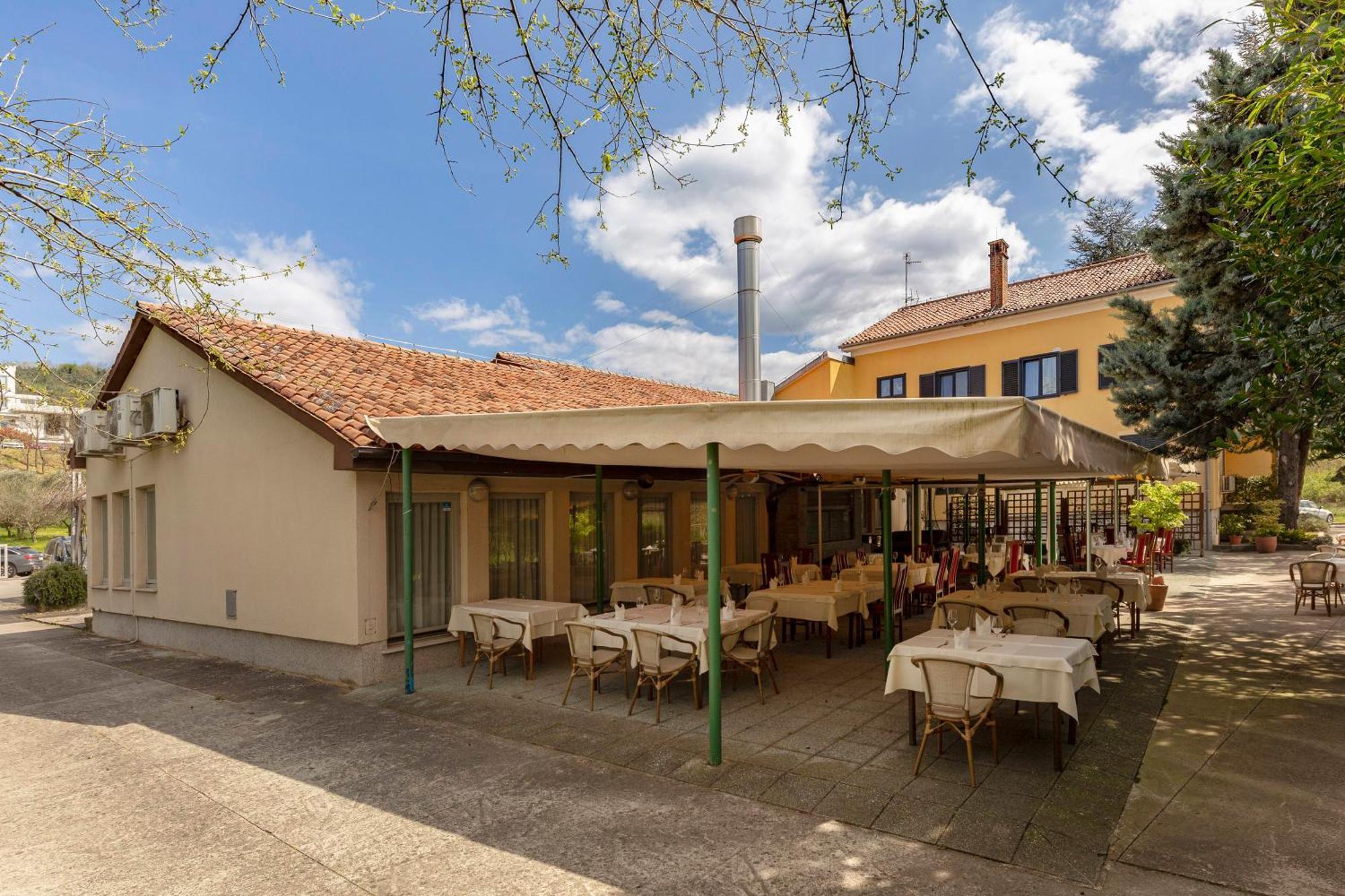 Restaurant Bric Dekani Екстер'єр фото