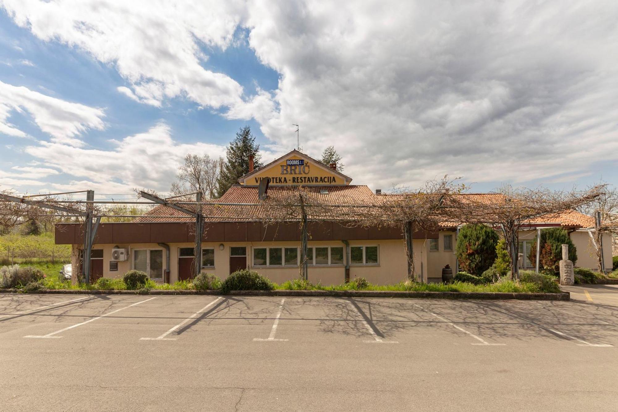 Restaurant Bric Dekani Екстер'єр фото
