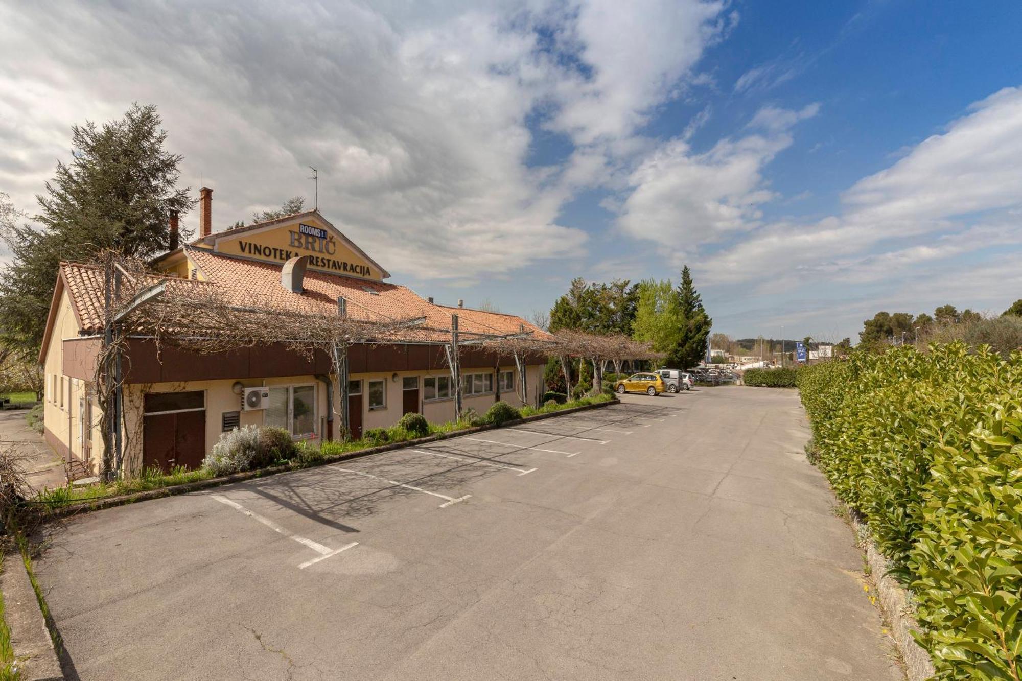 Restaurant Bric Dekani Екстер'єр фото