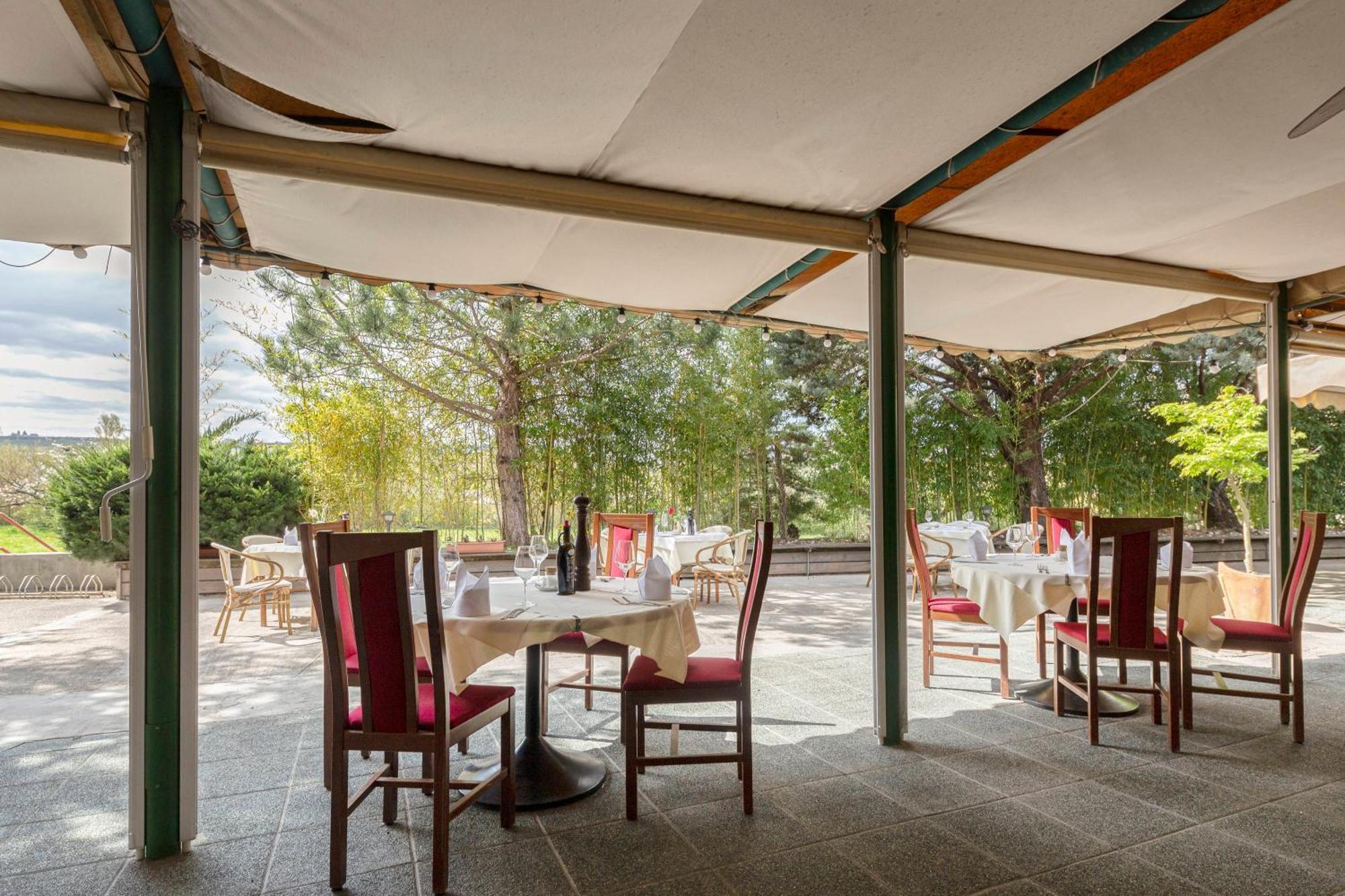 Restaurant Bric Dekani Екстер'єр фото
