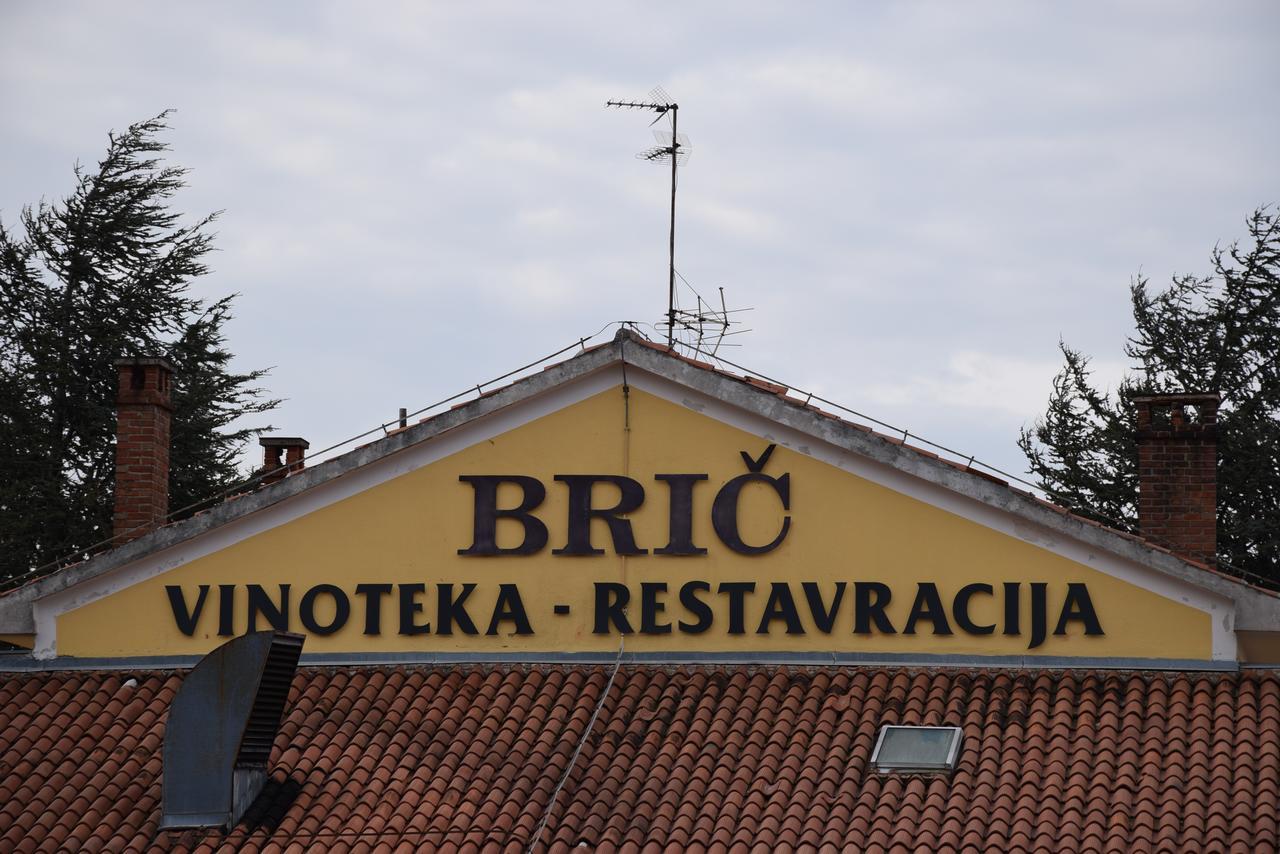 Restaurant Bric Dekani Екстер'єр фото