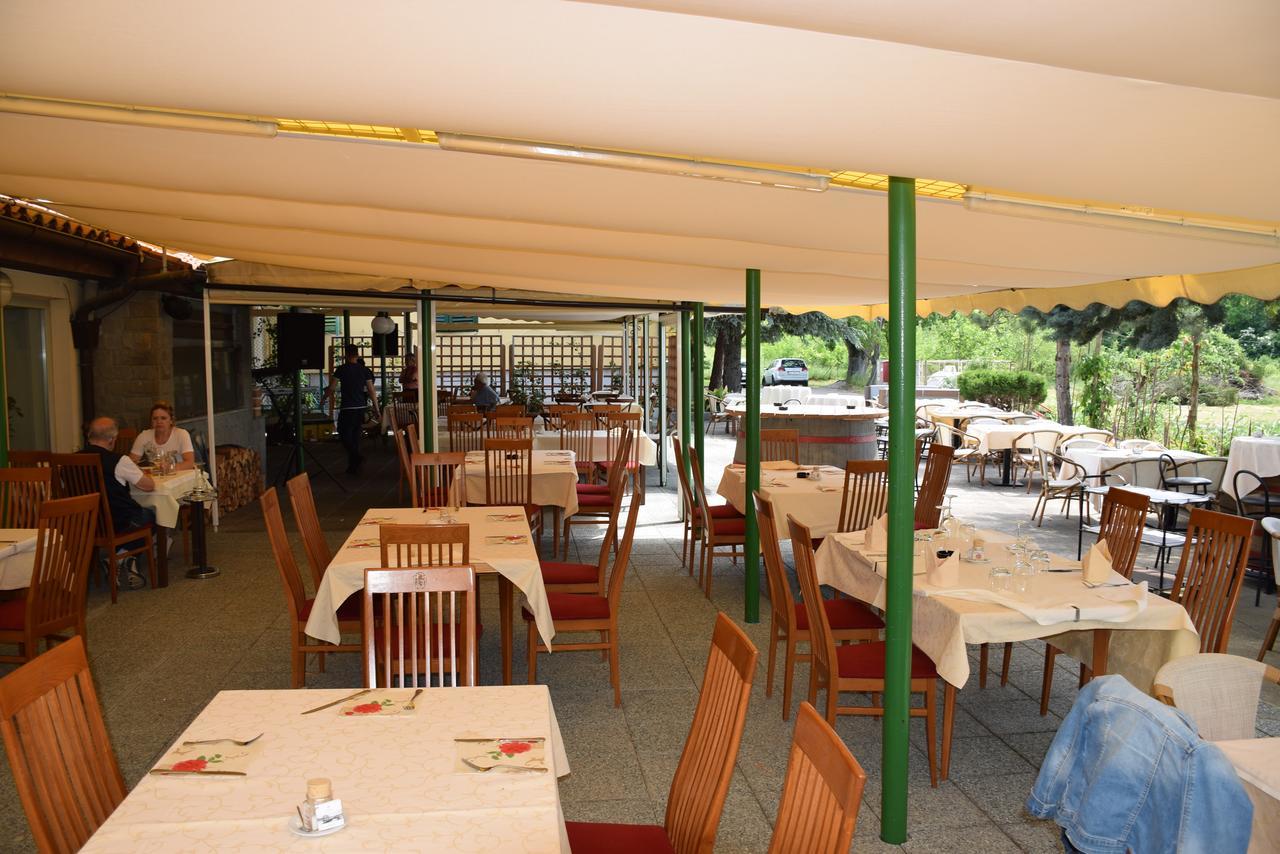 Restaurant Bric Dekani Екстер'єр фото