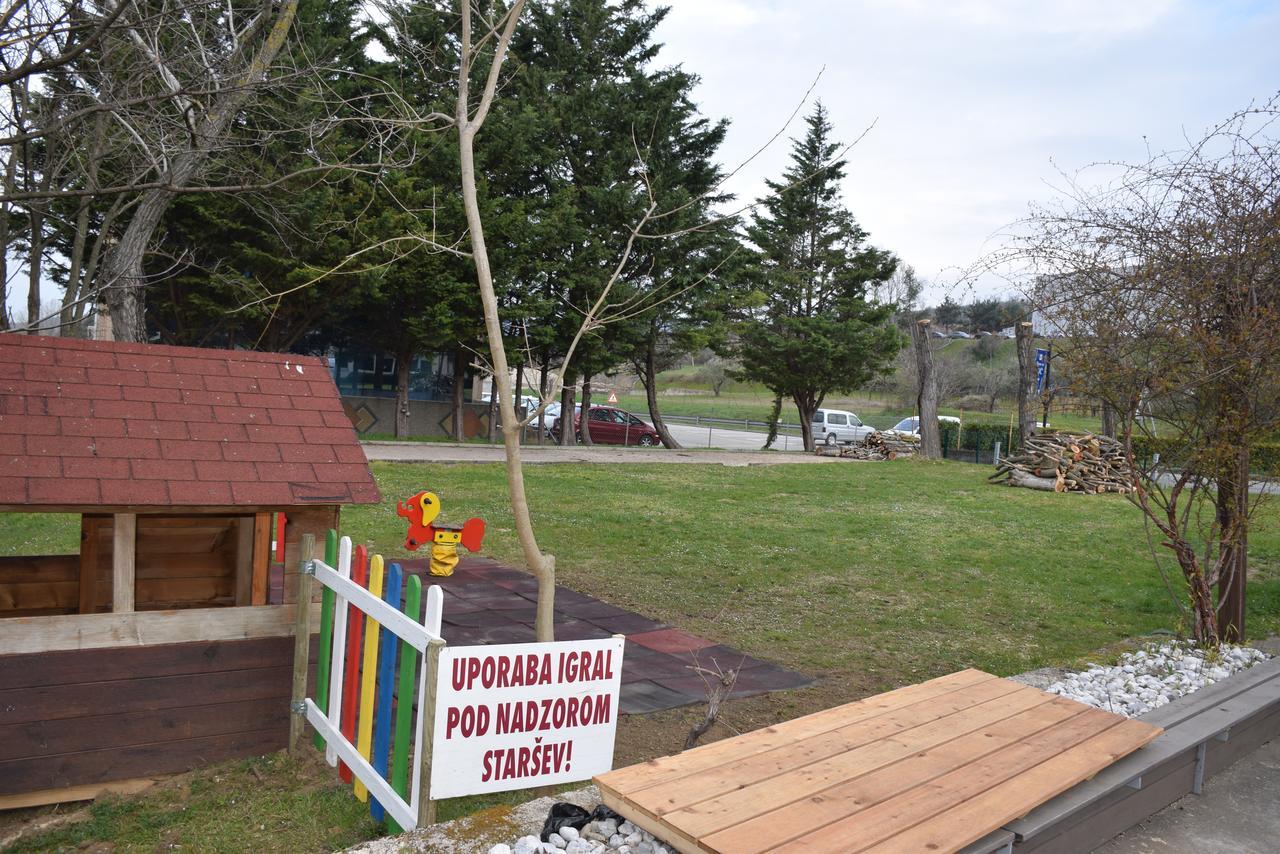 Restaurant Bric Dekani Екстер'єр фото