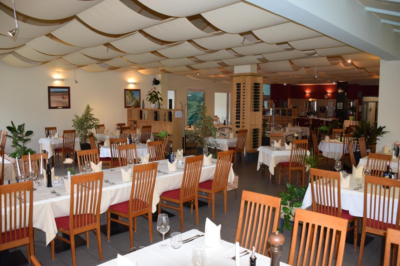 Restaurant Bric Dekani Екстер'єр фото