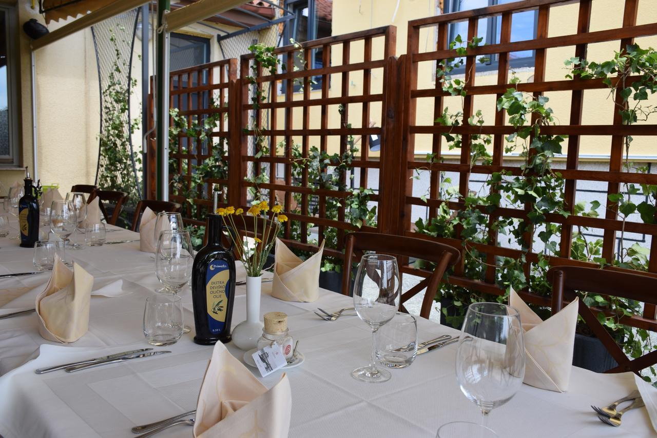 Restaurant Bric Dekani Екстер'єр фото