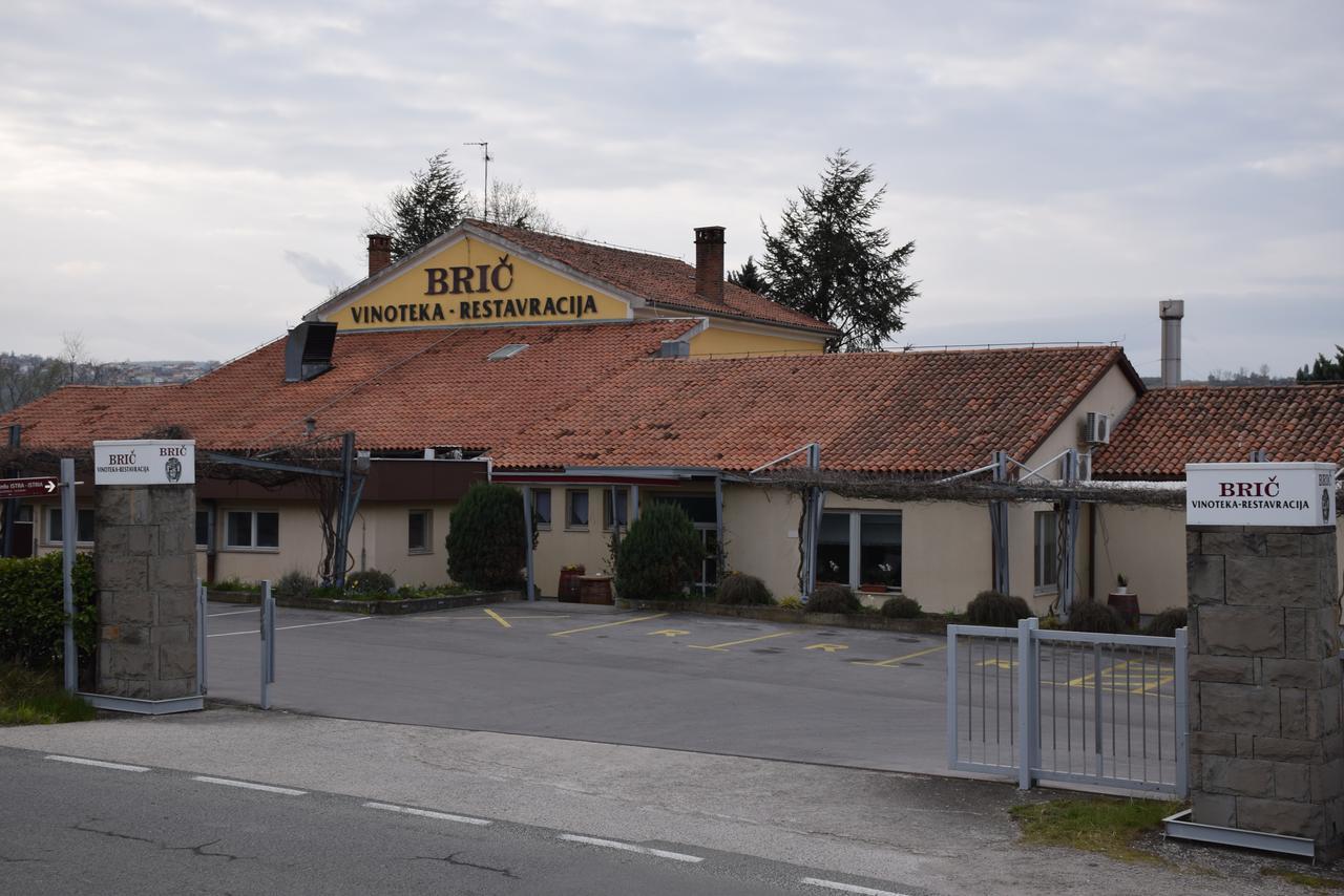 Restaurant Bric Dekani Екстер'єр фото
