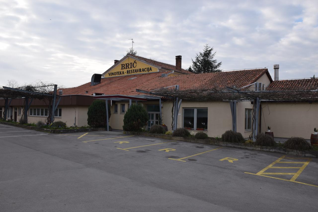 Restaurant Bric Dekani Екстер'єр фото