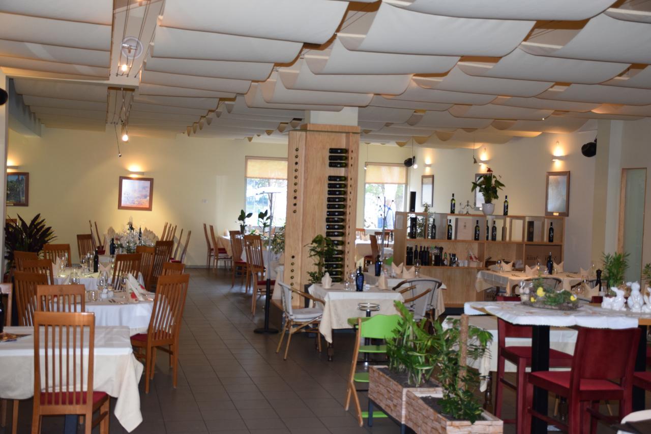 Restaurant Bric Dekani Екстер'єр фото